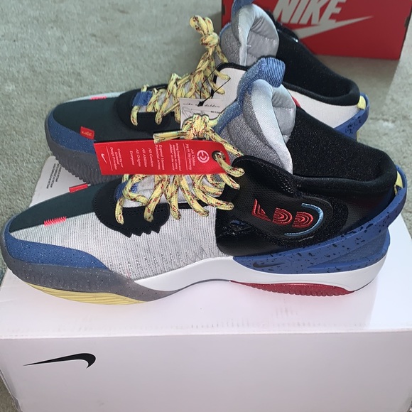 Nike Air Deldon Basketball Shoes - Picture 13 of 16